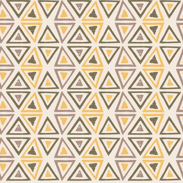 Kremalı arka planda el çizimi üçgen grupları olan vektör tekrarlama kalıbı. Boho tarzı. Tarafsız renkler.