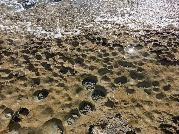 Ayia Napa 'nın turistik deniz mağaraları bölgesi, kristal sular ve vahşi doğa ile