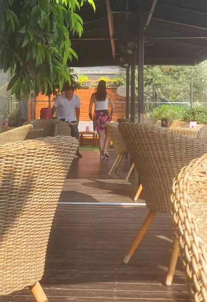 Sabahın köründe kafede.