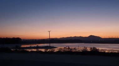 Günbatımında Larnaca tuz gölü