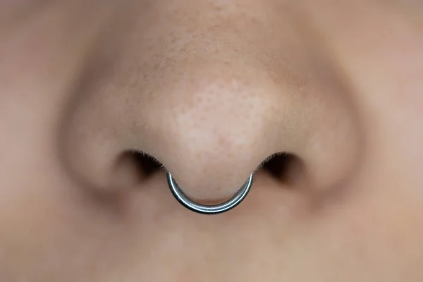 Piercing Nasal Septum Beaux Bijoux Piercing Macro Shot Concentration Sélective — Photo