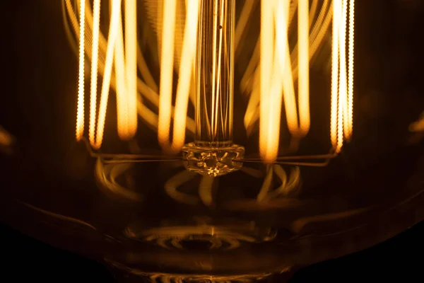 Макро Снимок Светящейся Лампы Эдисона Лампа Абстрактными Линиями Черном Фоне — стоковое фото