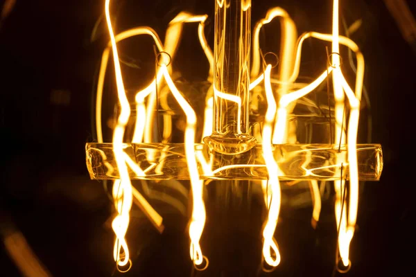 Макро Снимок Светящейся Лампы Эдисона Лампа Абстрактными Линиями Черном Фоне — стоковое фото