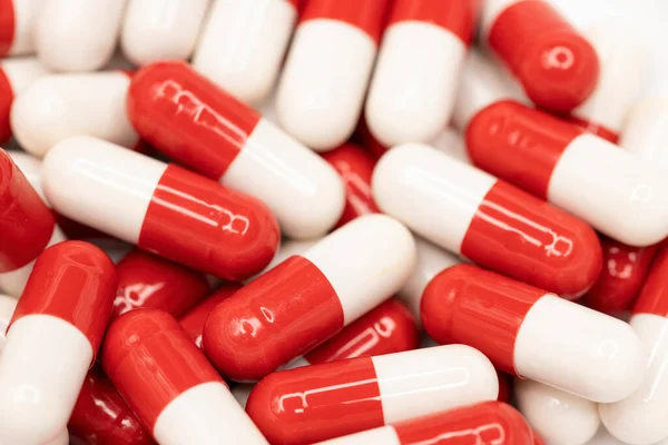 Κόκκινες Και Άσπρες Κάψουλες Μακροσκοπική Προβολή Ιατρική Έννοια Επιλεκτική Εστίαση — Φωτογραφία Αρχείου