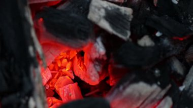 Şenlik ateşinin süper makrosu. Ateşin güzel alevi.