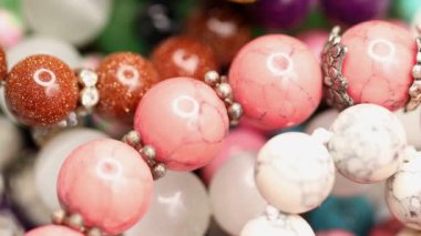 Farklı renkli boncuklar. Makro çekim. 