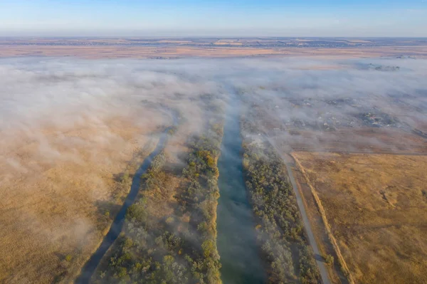 Φανταστική Ομίχλη Ποτάμι Και Δρόμο Δραματική Ασυνήθιστη Σκηνή Φθινοπωρινό Τοπίο — Φωτογραφία Αρχείου