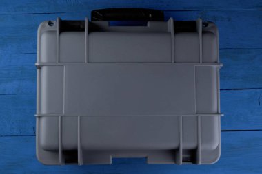 Hard Grey Depo Kutusu, mavi ahşap arka planda nöbet tutulacak. Üst görünüm.