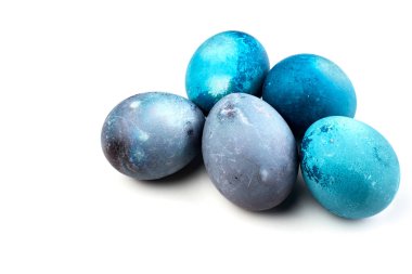 Renkli el yapımı paskalya yumurtaları beyaz bir kutuda izole edilmiş.