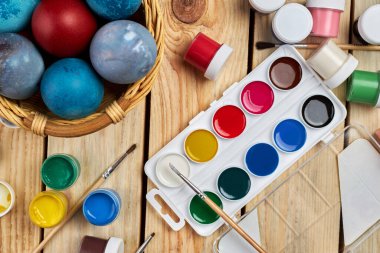 Paskalya için hazırlanıyorum. Yumurta boyamak. Tatil için yumurta boyamak için boya ve fırça..