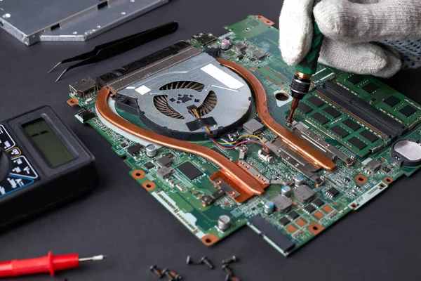 Insinyur Memperbaiki Laptop Motherboard Pengaitan Masalah Laptop — Stok Foto