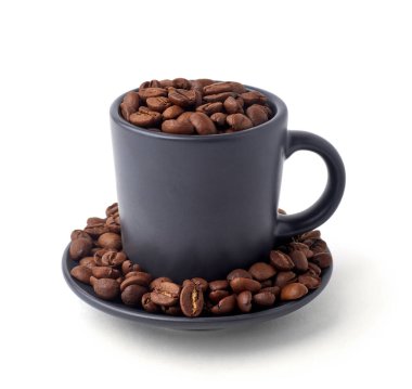 Kahve çekirdekli fincan ve beyaz kahve çekirdekli bir tabak.