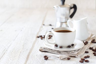 Rustik ahşap zemin üzerine sütlü kahve fincan yakın çekim