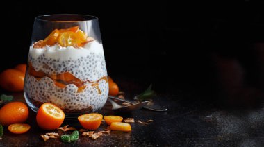 Chia puding parfait, katmanlı Kamkat ve granola