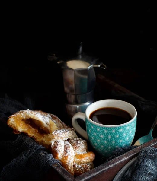 Tasse Café Avec Croissant Sur Fond Sombre Close — Photo