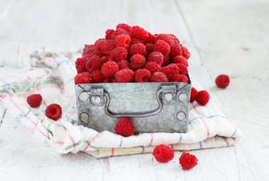 Metal bir kutu içinde taze ahududu yakın çekim