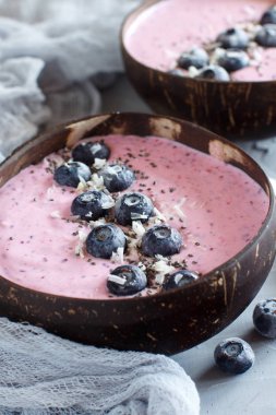 Blueberry smoothie kase taze yaban mersini ile tepesinde