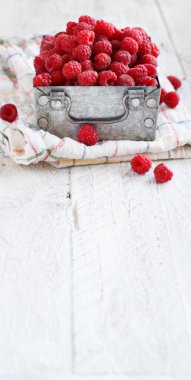 Metal bir kutu içinde taze ahududu yakın çekim