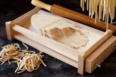 Tagliolini makarna alla chitarra bir araç ile yakın yapma
