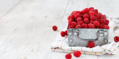 Metal bir kutu içinde taze ahududu yakın çekim