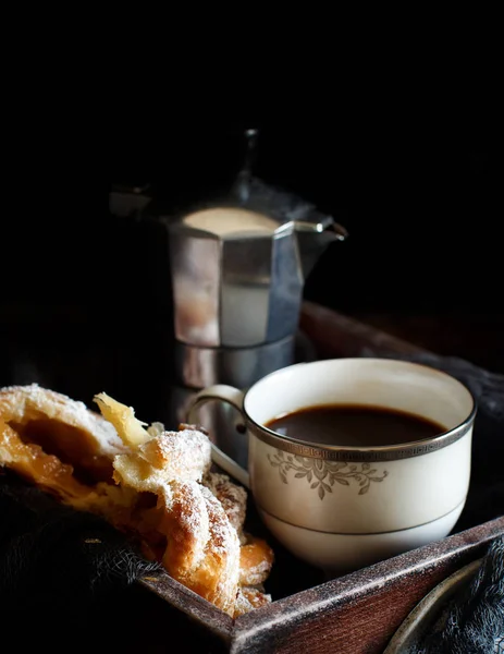Tasse Café Avec Croissant Sur Fond Sombre — Photo