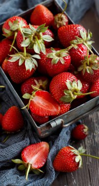 Çilek Beyaz ahşap bir masa üzerinde bir kutu içinde