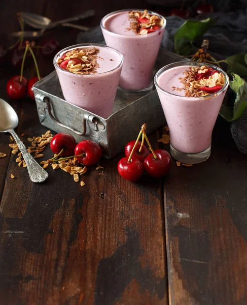 Czereśnia Smoothie Szklance Zwieńczona Świeżych Wiśni Muesli — Zdjęcie stockowe