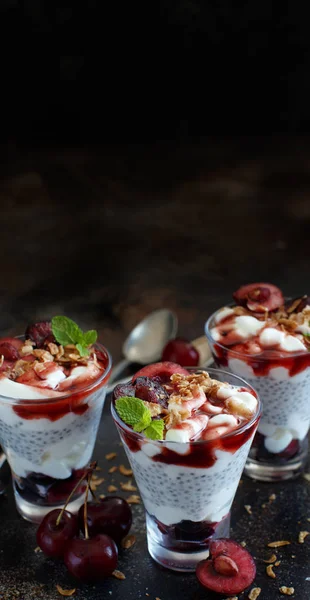 Třešeň Jogurt Ovocný Koktejl Sklenici Zblízka — Stock fotografie