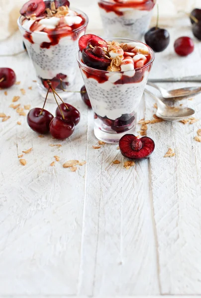 Třešeň Jogurt Ovocný Koktejl Sklenici Zblízka — Stock fotografie