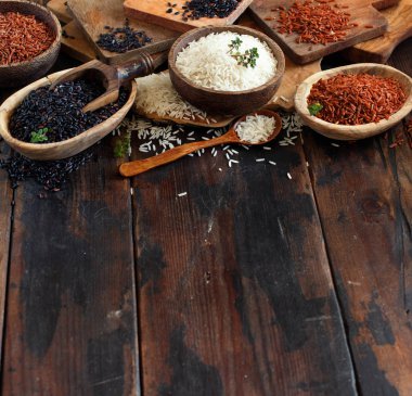 Kase l masanın üzerine bir tahta kaşıklar ile pirinç pişmemiş