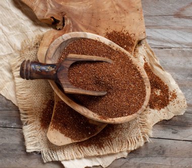 Pişmemiş teff tahıl bir kase kaşık üstten görünüm
