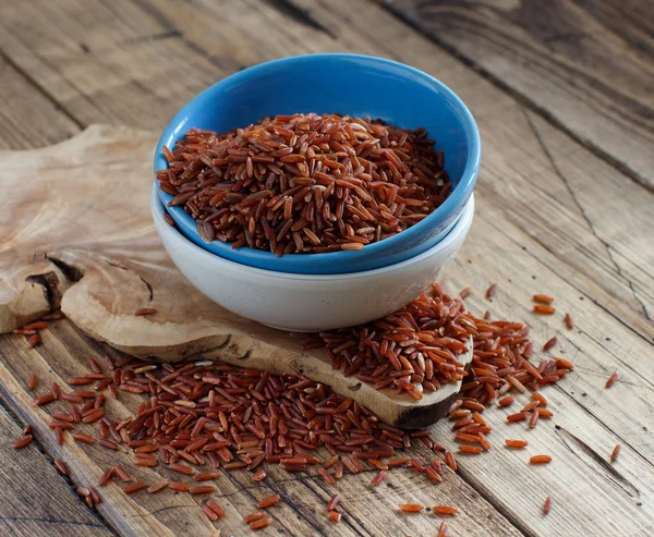 Arroz Rojo Sin Cocer Tazón Sobre Una Mesa Madera —  Fotos de Stock