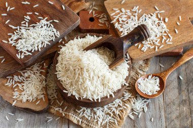  Basmati pirinç bir kase bir kaşık ile yakın çekim