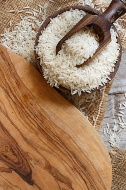  Basmati pirinç bir kase kaşık üstten görünüm