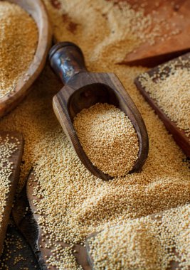 Karanlık bir tablo üzerinde ham organik Amaranth tahıl