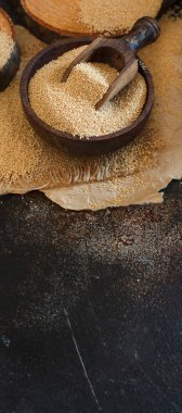 Karanlık bir tablo üzerinde ham organik Amaranth tahıl