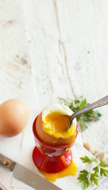  Beyaz ahşap bir masa üzerinde eggcup rafadan yumurta