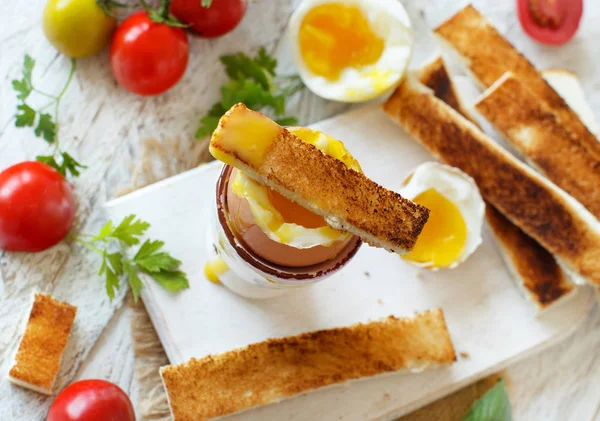 トーストと白い木製テーブル トップ ビューにトマトと半熟卵 — ストック写真