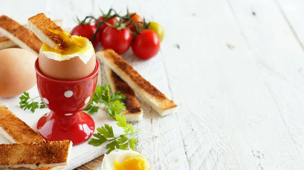 Jajko Miękko Grzankami Pomidory Biały Drewniany Stół — Zdjęcie stockowe
