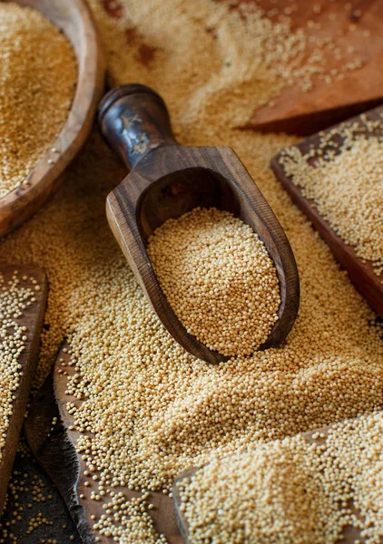 Karanlık bir tablo üzerinde ham organik Amaranth tahıl