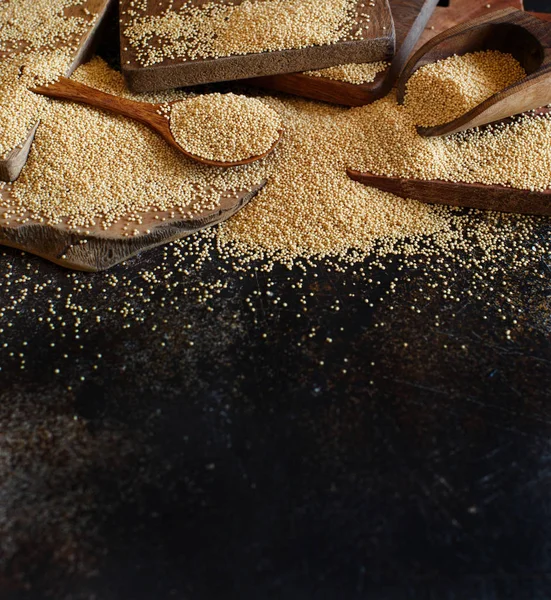 Grão Amaranth Orgânico Cru Uma Mesa Escura — Fotografia de Stock