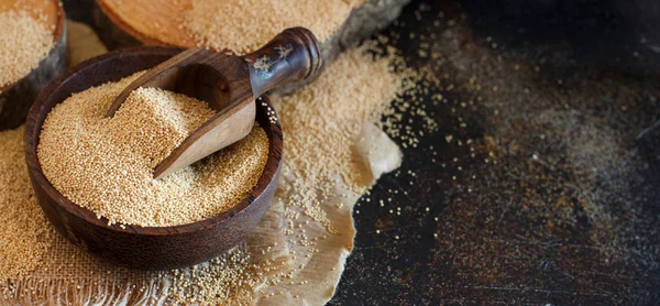 Karanlık bir tablo üzerinde ham organik Amaranth tahıl