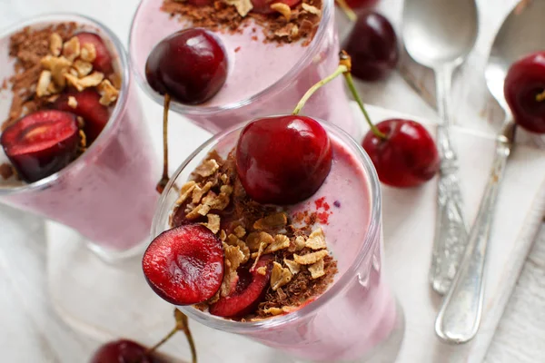Kiraz ve yoğurt güler yüzlü bir cam yakın çekim