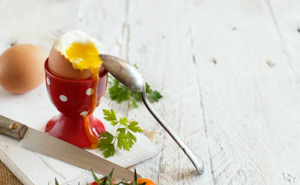 Jajko Miękko Eggcup Biały Drewniany Stół — Zdjęcie stockowe