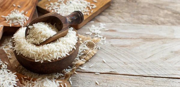  Basmati pirinç bir kase bir kaşık ile yakın çekim