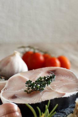 Köpek balığı biftek sebze ve otlar ile ahşap bir gemide