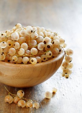 Olgun beyaz üzümü meyve bir kase içinde yakın çekim