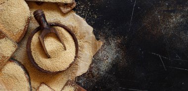 Karanlık masa üstü vew üzerinde ham organik Amaranth tahıl