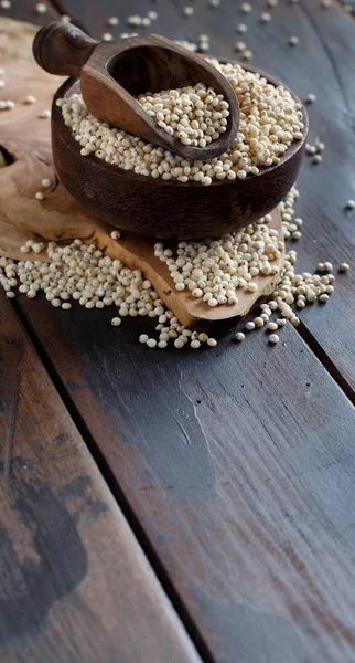 Rauwe Witte Sorghum Korrels Een Houten Tafel — Stockfoto