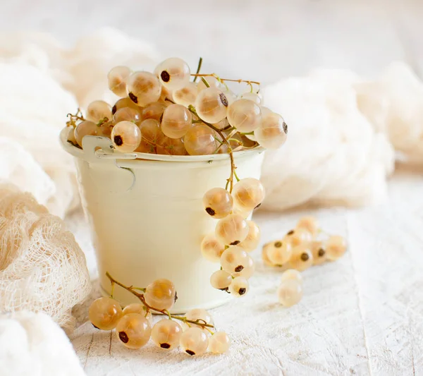 Olgun beyaz üzümü çilek bir kova yakın çekim